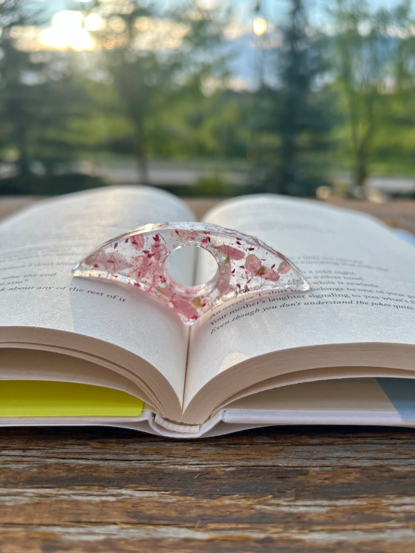 Pressed Floral Thumb Page Holder - Pink