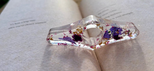 Pressed Floral Resin Thumb Page Holder - Purple/Pink