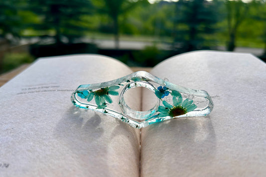 Pressed Floral Resin Thumb Page Holder - Blue Daisy