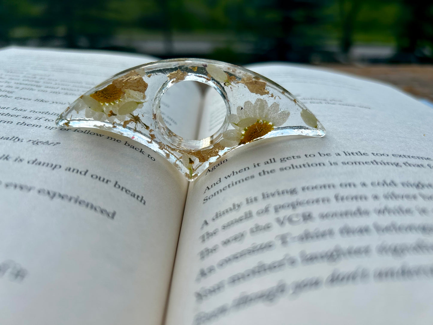 Pressed Floral Thumb Page Holder - White